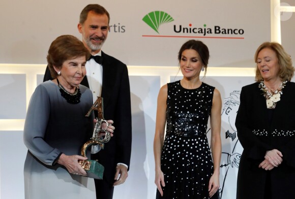 Le roi Felipe VI et la reine Letizia d'Espagne (robe à sequins Carolina Herrera) lors de la cérémonie de remise des prix de journalisme "Mariano de Cavia", "Luca de Tena" et "Mingote" à Madrid le 17 décembre 2018