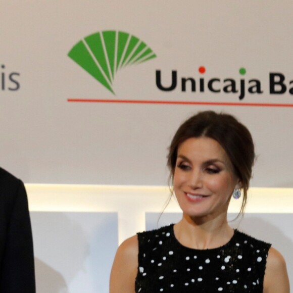 Le roi Felipe VI et la reine Letizia d'Espagne (robe à sequins Carolina Herrera) lors de la cérémonie de remise des prix de journalisme "Mariano de Cavia", "Luca de Tena" et "Mingote" à Madrid le 17 décembre 2018
