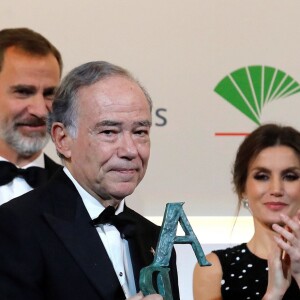 Le roi Felipe VI et la reine Letizia d'Espagne (robe à sequins Carolina Herrera) lors de la cérémonie de remise des prix de journalisme "Mariano de Cavia", "Luca de Tena" et "Mingote" à Madrid le 17 décembre 2018