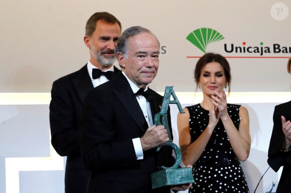 Le roi Felipe VI et la reine Letizia d'Espagne (robe à sequins Carolina Herrera) lors de la cérémonie de remise des prix de journalisme "Mariano de Cavia", "Luca de Tena" et "Mingote" à Madrid le 17 décembre 2018