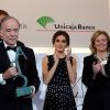 Le roi Felipe VI et la reine Letizia d'Espagne (robe à sequins Carolina Herrera) lors de la cérémonie de remise des prix de journalisme "Mariano de Cavia", "Luca de Tena" et "Mingote" à Madrid le 17 décembre 2018