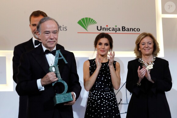 Le roi Felipe VI et la reine Letizia d'Espagne (robe à sequins Carolina Herrera) lors de la cérémonie de remise des prix de journalisme "Mariano de Cavia", "Luca de Tena" et "Mingote" à Madrid le 17 décembre 2018