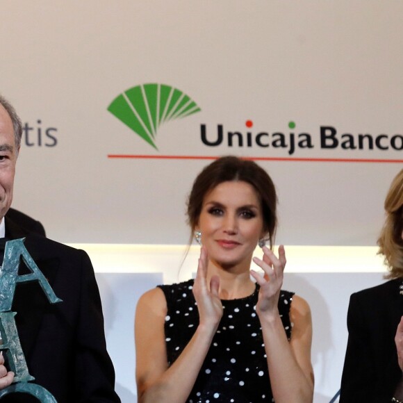 Le roi Felipe VI et la reine Letizia d'Espagne (robe à sequins Carolina Herrera) lors de la cérémonie de remise des prix de journalisme "Mariano de Cavia", "Luca de Tena" et "Mingote" à Madrid le 17 décembre 2018