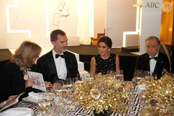 Le roi Felipe VI et la reine Letizia d'Espagne (robe à sequins Carolina Herrera) lors de la cérémonie de remise des prix de journalisme "Mariano de Cavia", "Luca de Tena" et "Mingote" à Madrid le 17 décembre 2018
