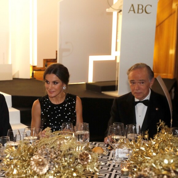 Le roi Felipe VI et la reine Letizia d'Espagne (robe à sequins Carolina Herrera) lors de la cérémonie de remise des prix de journalisme "Mariano de Cavia", "Luca de Tena" et "Mingote" à Madrid le 17 décembre 2018