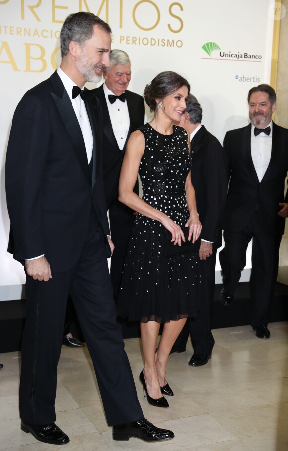Le roi Felipe VI et la reine Letizia d'Espagne (robe à sequins Carolina Herrera) lors de la cérémonie de remise des prix de journalisme "Mariano de Cavia", "Luca de Tena" et "Mingote" à Madrid le 17 décembre 2018