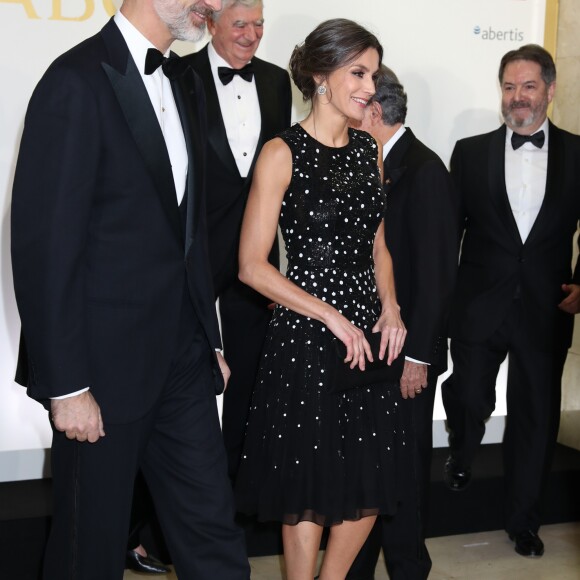 Le roi Felipe VI et la reine Letizia d'Espagne (robe à sequins Carolina Herrera) lors de la cérémonie de remise des prix de journalisme "Mariano de Cavia", "Luca de Tena" et "Mingote" à Madrid le 17 décembre 2018