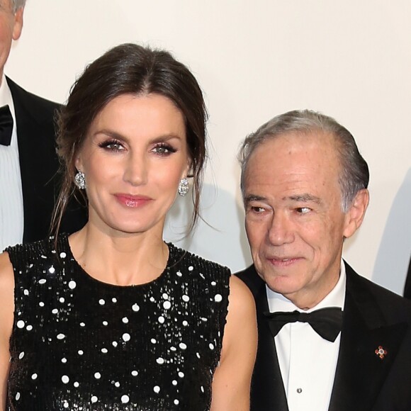 Le roi Felipe VI et la reine Letizia d'Espagne (robe à sequins Carolina Herrera) lors de la cérémonie de remise des prix de journalisme "Mariano de Cavia", "Luca de Tena" et "Mingote" à Madrid le 17 décembre 2018