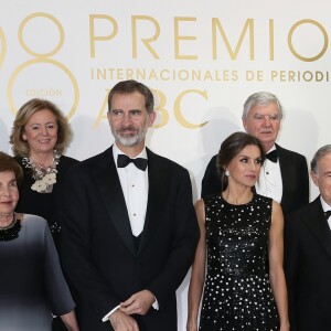 Le roi Felipe VI et la reine Letizia d'Espagne (robe à sequins Carolina Herrera) lors de la cérémonie de remise des prix de journalisme "Mariano de Cavia", "Luca de Tena" et "Mingote" à Madrid le 17 décembre 2018