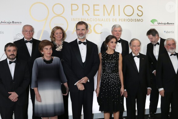 Le roi Felipe VI et la reine Letizia d'Espagne (robe à sequins Carolina Herrera) lors de la cérémonie de remise des prix de journalisme "Mariano de Cavia", "Luca de Tena" et "Mingote" à Madrid le 17 décembre 2018