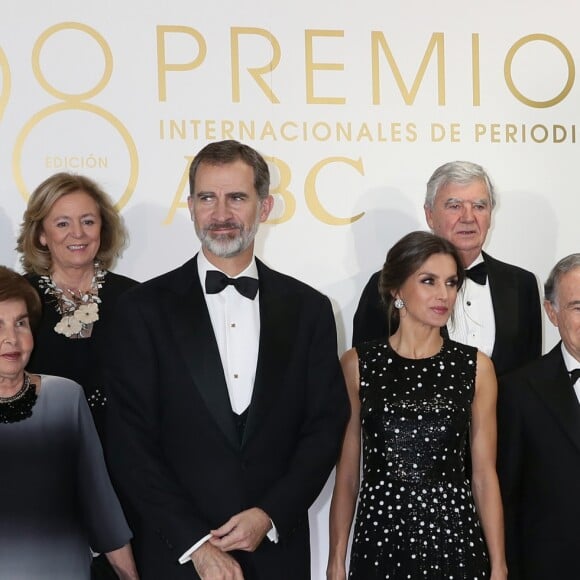 Le roi Felipe VI et la reine Letizia d'Espagne (robe à sequins Carolina Herrera) lors de la cérémonie de remise des prix de journalisme "Mariano de Cavia", "Luca de Tena" et "Mingote" à Madrid le 17 décembre 2018