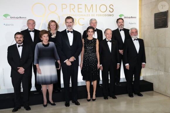 Le roi Felipe VI et la reine Letizia d'Espagne (robe à sequins Carolina Herrera) lors de la cérémonie de remise des prix de journalisme "Mariano de Cavia", "Luca de Tena" et "Mingote" à Madrid le 17 décembre 2018