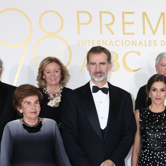 Le roi Felipe VI et la reine Letizia d'Espagne (robe à sequins Carolina Herrera) lors de la cérémonie de remise des prix de journalisme "Mariano de Cavia", "Luca de Tena" et "Mingote" à Madrid le 17 décembre 2018