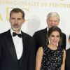 Le roi Felipe VI et la reine Letizia d'Espagne (robe à sequins Carolina Herrera) lors de la cérémonie de remise des prix de journalisme "Mariano de Cavia", "Luca de Tena" et "Mingote" à Madrid le 17 décembre 2018