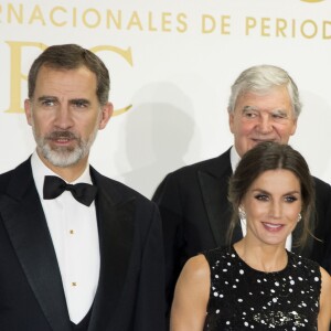 Le roi Felipe VI et la reine Letizia d'Espagne (robe à sequins Carolina Herrera) lors de la cérémonie de remise des prix de journalisme "Mariano de Cavia", "Luca de Tena" et "Mingote" à Madrid le 17 décembre 2018