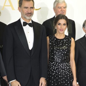 Le roi Felipe VI et la reine Letizia d'Espagne (robe à sequins Carolina Herrera) lors de la cérémonie de remise des prix de journalisme "Mariano de Cavia", "Luca de Tena" et "Mingote" à Madrid le 17 décembre 2018