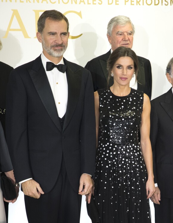 Le roi Felipe VI et la reine Letizia d'Espagne (robe à sequins Carolina Herrera) lors de la cérémonie de remise des prix de journalisme "Mariano de Cavia", "Luca de Tena" et "Mingote" à Madrid le 17 décembre 2018