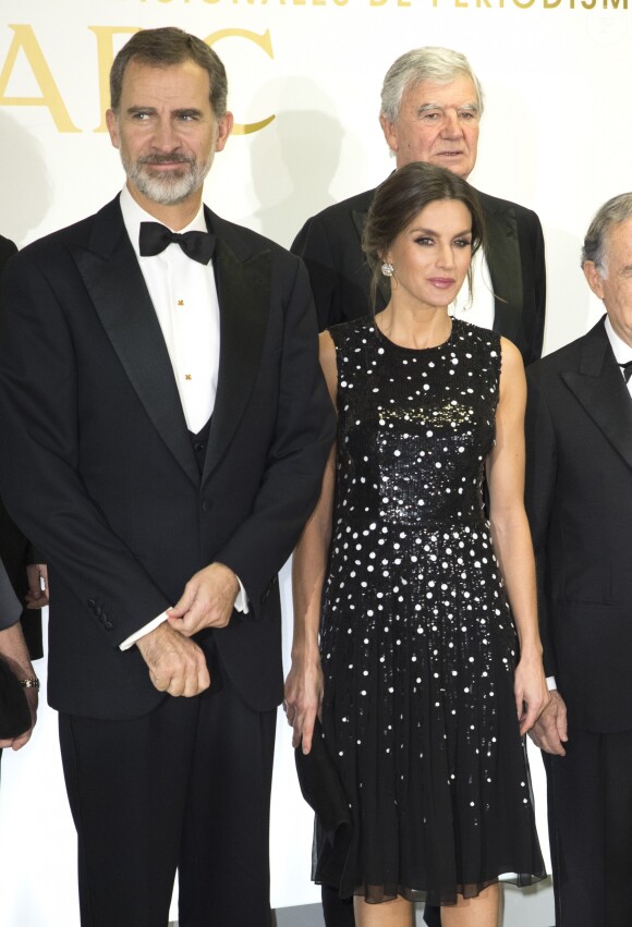 Le roi Felipe VI et la reine Letizia d'Espagne (robe à sequins Carolina Herrera) lors de la cérémonie de remise des prix de journalisme "Mariano de Cavia", "Luca de Tena" et "Mingote" à Madrid le 17 décembre 2018