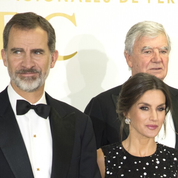 Le roi Felipe VI et la reine Letizia d'Espagne (robe à sequins Carolina Herrera) lors de la cérémonie de remise des prix de journalisme "Mariano de Cavia", "Luca de Tena" et "Mingote" à Madrid le 17 décembre 2018