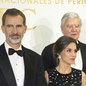 Le roi Felipe VI et la reine Letizia d'Espagne (robe à sequins Carolina Herrera) lors de la cérémonie de remise des prix de journalisme "Mariano de Cavia", "Luca de Tena" et "Mingote" à Madrid le 17 décembre 2018