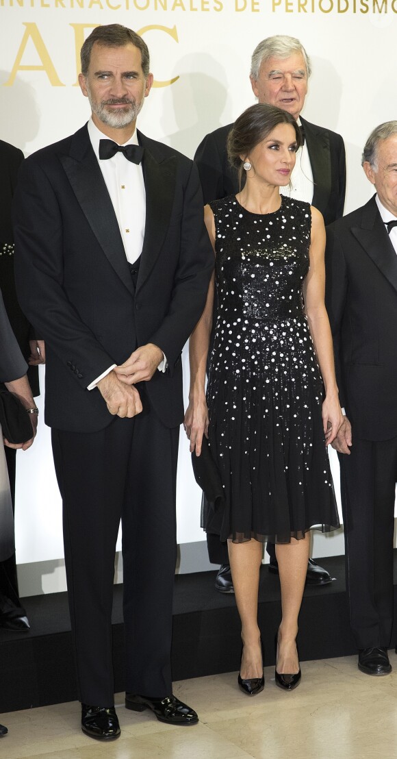 Le roi Felipe VI et la reine Letizia d'Espagne (robe à sequins Carolina Herrera) lors de la cérémonie de remise des prix de journalisme "Mariano de Cavia", "Luca de Tena" et "Mingote" à Madrid le 17 décembre 2018