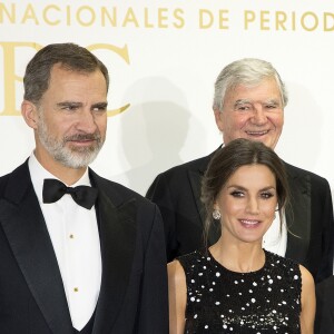 Le roi Felipe VI et la reine Letizia d'Espagne (robe à sequins Carolina Herrera) lors de la cérémonie de remise des prix de journalisme "Mariano de Cavia", "Luca de Tena" et "Mingote" à Madrid le 17 décembre 2018