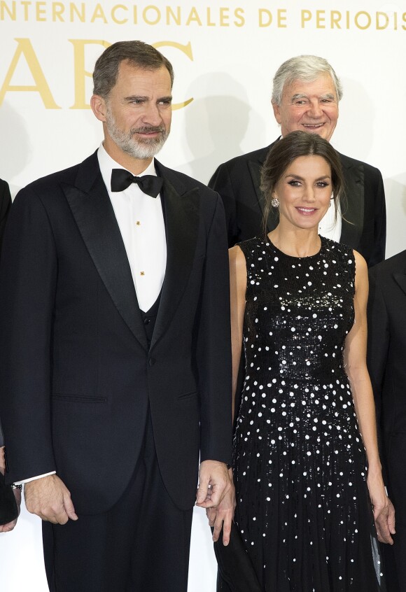 Le roi Felipe VI et la reine Letizia d'Espagne (robe à sequins Carolina Herrera) lors de la cérémonie de remise des prix de journalisme "Mariano de Cavia", "Luca de Tena" et "Mingote" à Madrid le 17 décembre 2018