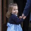 Le prince William, duc de Cambridge arrive avec ses enfants le prince George de Cambridge et la princesse Charlotte de Cambridge à l'hôpital St Marys après que sa femme Catherine (Kate) Middleton, duchesse de Cambridge ait donné naissance à leur troisième enfant à Londres le 23 avril 2018.