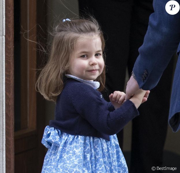 Le prince William, duc de Cambridge arrive avec ses enfants le prince George de Cambridge et la princesse Charlotte de Cambridge à l'hôpital St Marys après que sa femme Catherine (Kate) Middleton, duchesse de Cambridge ait donné naissance à leur troisième enfant à Londres le 23 avril 2018.