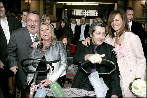 Avec Alain Chabat, Dominique Farrugia et sa femme Isabelle lors de leur mariage en 2005.