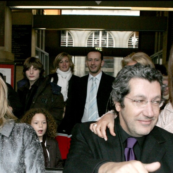 Avec Alain Chabat, Dominique Farrugia et sa femme Isabelle lors de leur mariage en 2005.