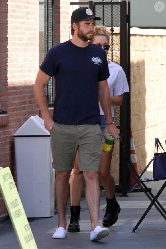 Miley Cyrus et son compagnon Liam Hemsworth prennent une boisson chez Alfred à Studio City le 20 juin 2018