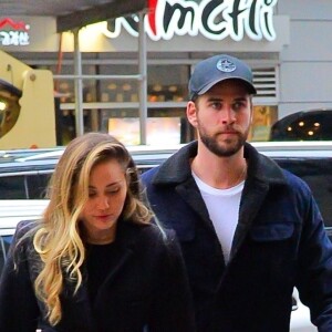 Exclusif - Miley Cyrus et son fiancé Liam Hemsworth arrivent très souriants aux NBC studios à New York. Le 15 décembre 2018