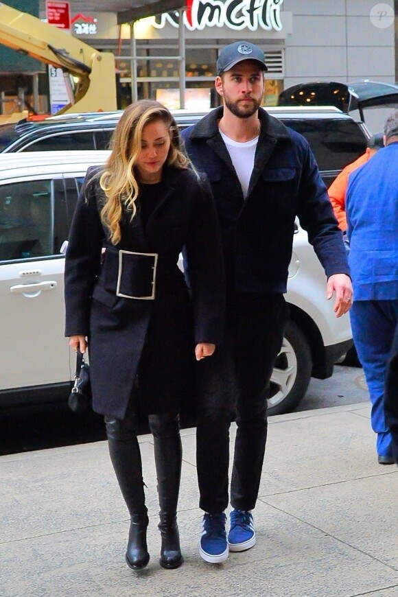 Exclusif - Miley Cyrus et son fiancé Liam Hemsworth arrivent très souriants aux NBC studios à New York. Le 15 décembre 2018