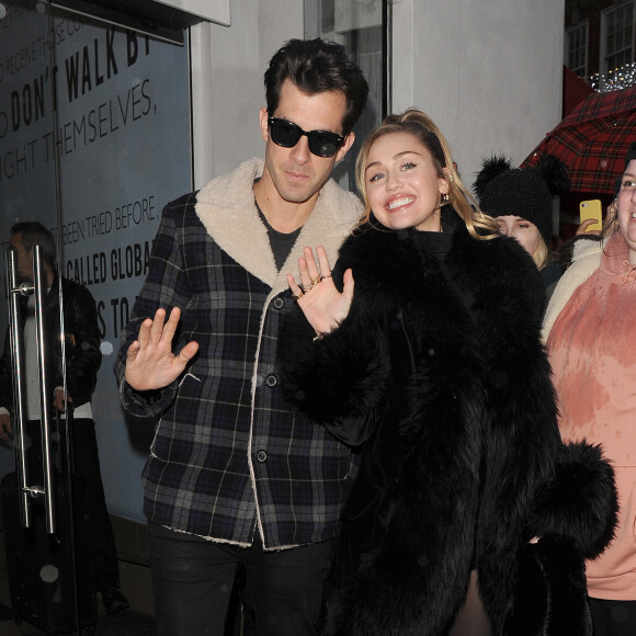 Miley Cyrus et Mark Ronson à la sortie des studios de Global Radio studio pour la promotion de leur single "Nothing Breaks Like A Heart" à Londres, le 7 décembre 2018.