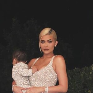 Kylie Jenner et sa fille Stormi - Soirée du réveillon de Noël chez Kim Kardashian et Kanye West. Calabasas, le 24 décembre 2018.