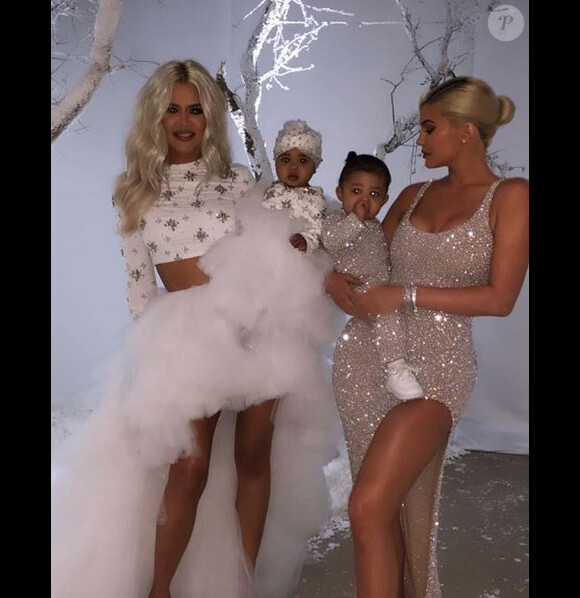 Khloé Kardashian, Kylie Jenner et leurs filles True et Stormi - Soirée du réveillon de Noël chez Kim Kardashian et Kanye West. Calabasas, le 24 décembre 2018.