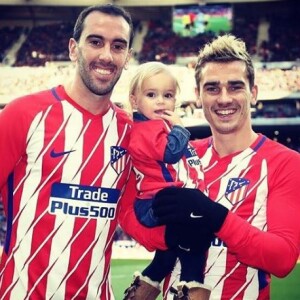 Antoine Griezmann avec sa fille Mia et Diego Godin. Instagram, le 2 décembre 2017.