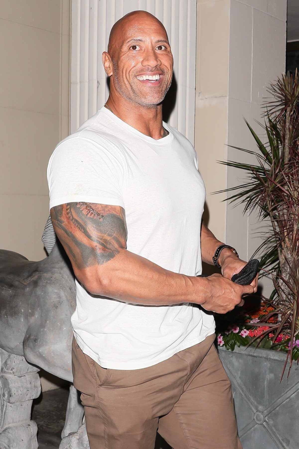 Dwayne Johnson Spends Thanksgiving with Wife Lauren Hashian and Musician Eric Zayne — Hear Her Sing! - T-News