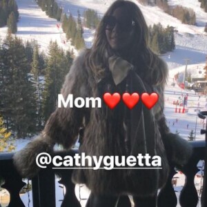 Cathy Guetta à la montagne avec son fils Elvis. Photo publiée sur Instagram le 27 décembre 2018.
