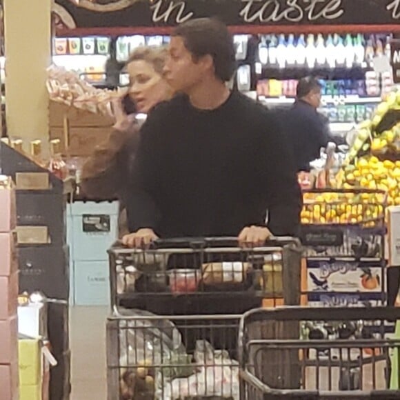 Exclusif - Amber Heard et Vito Schnabel font des courses à Los Angeles le 21 décembre 2018.