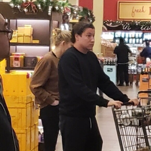 Exclusif - Amber Heard et Vito Schnabel font des courses à Los Angeles le 21 décembre 2018.