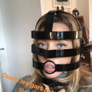 Laura Smet porte un masque SM chez un ami, le 3 janvier 2019.