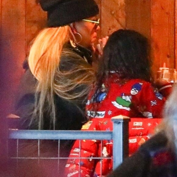 Exclusif - Mariah Carey et son compagnon Bryan Tanaka jouent dans la neige de la station de Aspen avec les enfants de Mariah, Moroccan et Monroe le 27 décembre 2018.