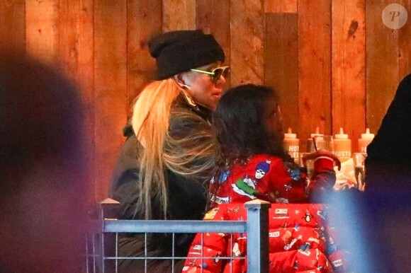 Exclusif - Mariah Carey et son compagnon Bryan Tanaka jouent dans la neige de la station de Aspen avec les enfants de Mariah, Moroccan et Monroe le 27 décembre 2018.