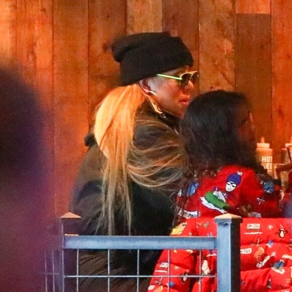 Exclusif - Mariah Carey et son compagnon Bryan Tanaka jouent dans la neige de la station de Aspen avec les enfants de Mariah, Moroccan et Monroe le 27 décembre 2018.