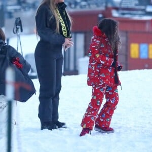 Exclusif - Mariah Carey et son compagnon Bryan Tanaka jouent dans la neige de la station de Aspen avec les enfants de Mariah, Moroccan et Monroe le 27 décembre 2018.