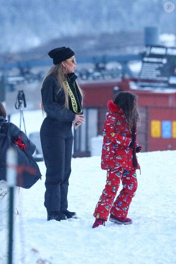 Exclusif - Mariah Carey et son compagnon Bryan Tanaka jouent dans la neige de la station de Aspen avec les enfants de Mariah, Moroccan et Monroe le 27 décembre 2018.