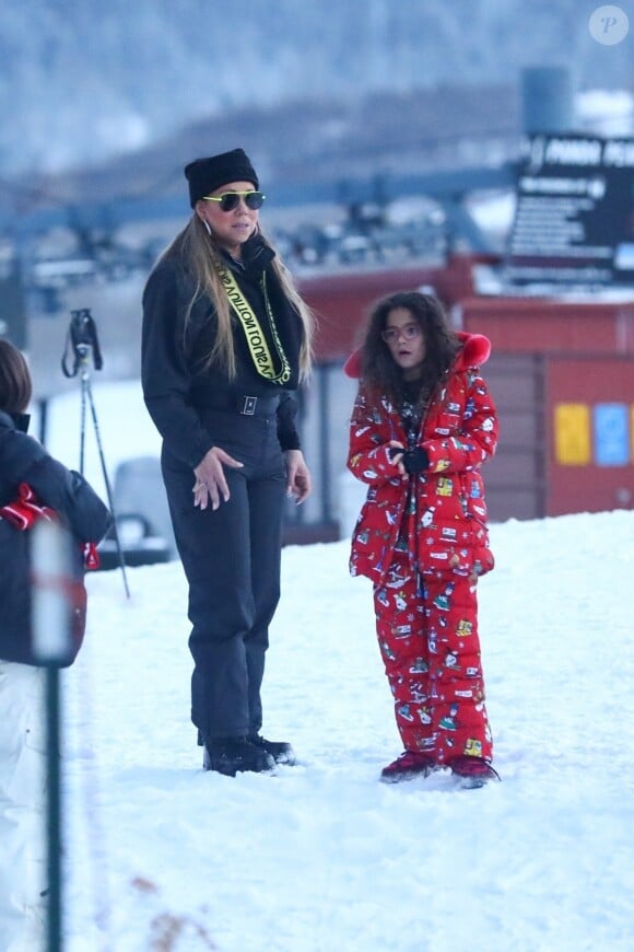 Exclusif - Mariah Carey et son compagnon Bryan Tanaka jouent dans la neige de la station de Aspen avec les enfants de Mariah, Moroccan et Monroe le 27 décembre 2018.