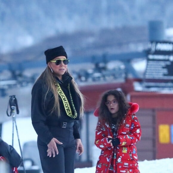 Exclusif - Mariah Carey et son compagnon Bryan Tanaka jouent dans la neige de la station de Aspen avec les enfants de Mariah, Moroccan et Monroe le 27 décembre 2018.